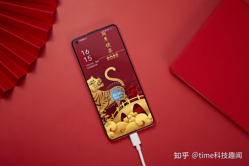 OPPO Reno7新年版上手体验：红丝绒质感，影像游戏全拉 ...-10.jpg