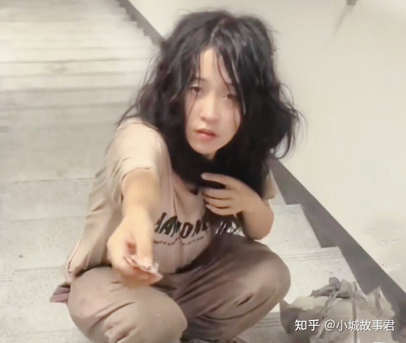 又见深圳华强北流浪女，疑为情所困，曾被接回家，为何再次 ...-3.jpg