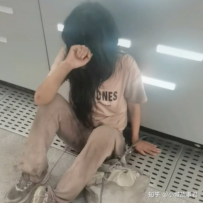 又见深圳华强北流浪女，疑为情所困，曾被接回家，为何再次 ...-6.jpg