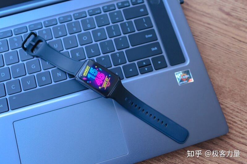 百变表盘个性随心，OPPO Watch Free不止智能更是穿搭潮品-3.jpg