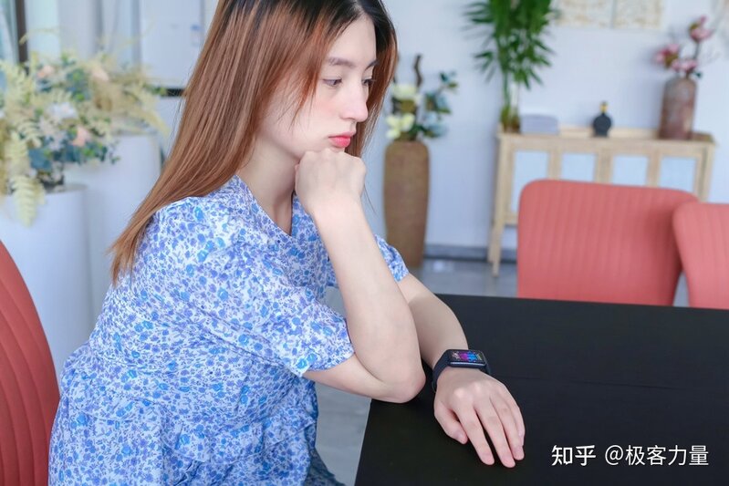 百变表盘个性随心，OPPO Watch Free不止智能更是穿搭潮品-7.jpg