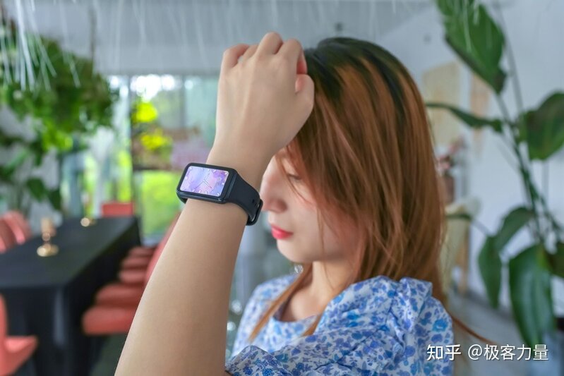 百变表盘个性随心，OPPO Watch Free不止智能更是穿搭潮品-8.jpg