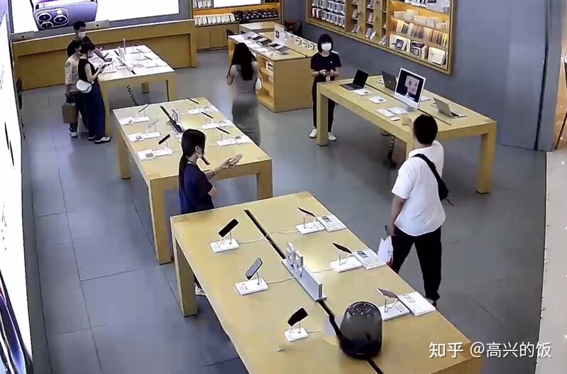 男友拒绝购买iPhone14，女子当场在苹果专卖店摔坏手机 ...-1.jpg