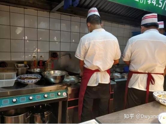 为什么饭店大厨做饭时候水龙头一直开着？-3.jpg