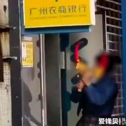 彪悍！广东一短裙美女拿车锁狂砸ATM机，路人：因银行卡被吞发火-爱锋贝 正品二手手机批发